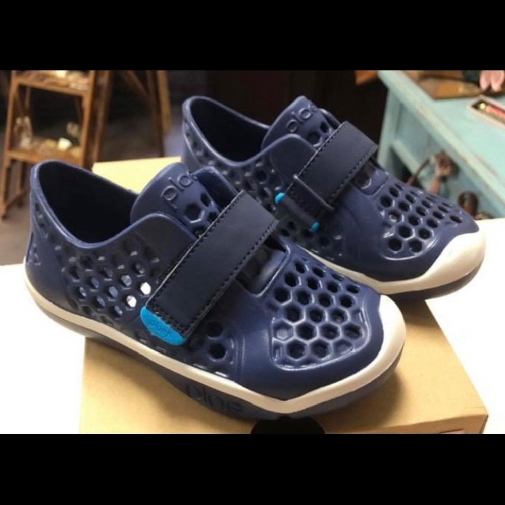 NIB plae navy shoes